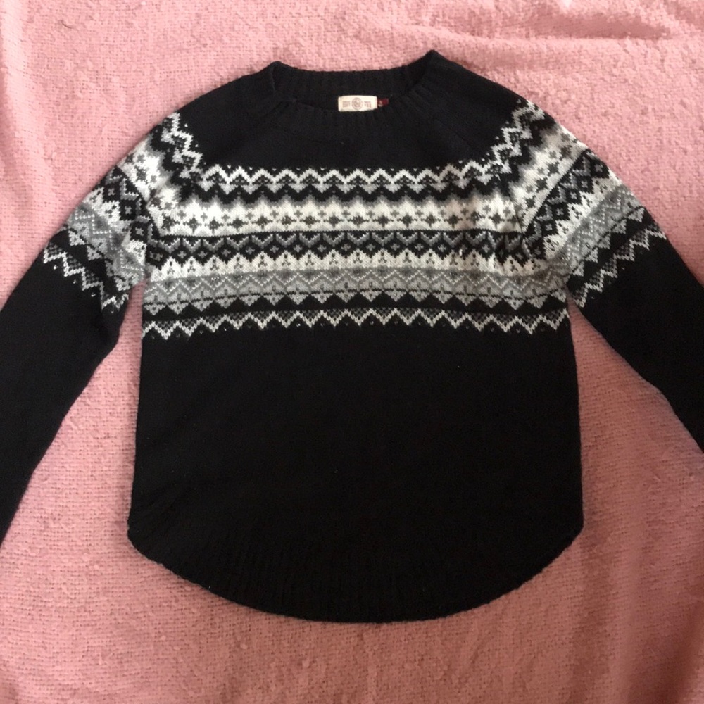 Junior’s Small Black and White Sweater